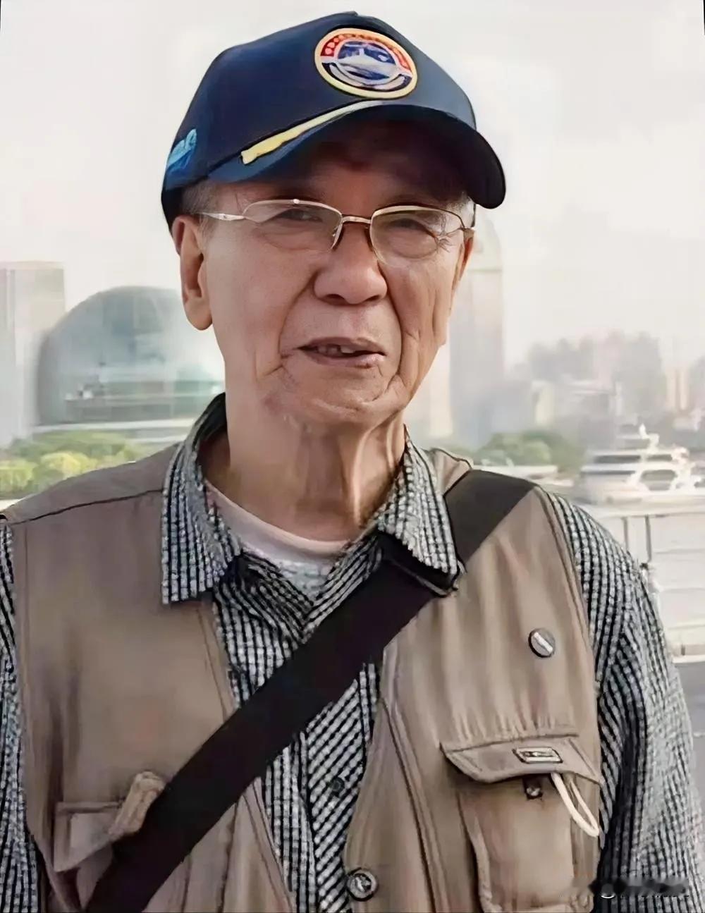 “眼泪止不住了！”沂蒙山舰停靠上海，91岁海军老兵没有参观资格，拿着1953年的