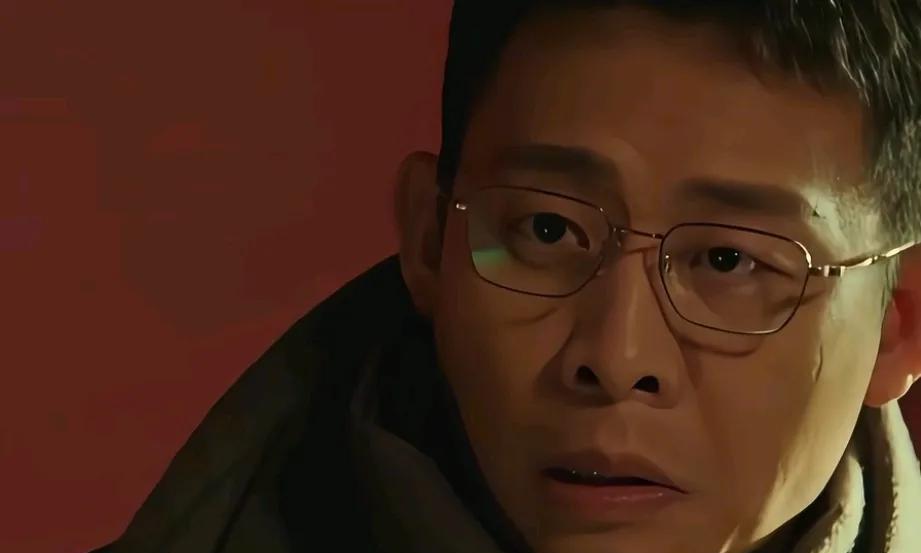 《以法之名》，洪亮查到乔振兴是被人强行灌了酒后又扔进了鱼缸，等他在鱼缸里溺亡后，