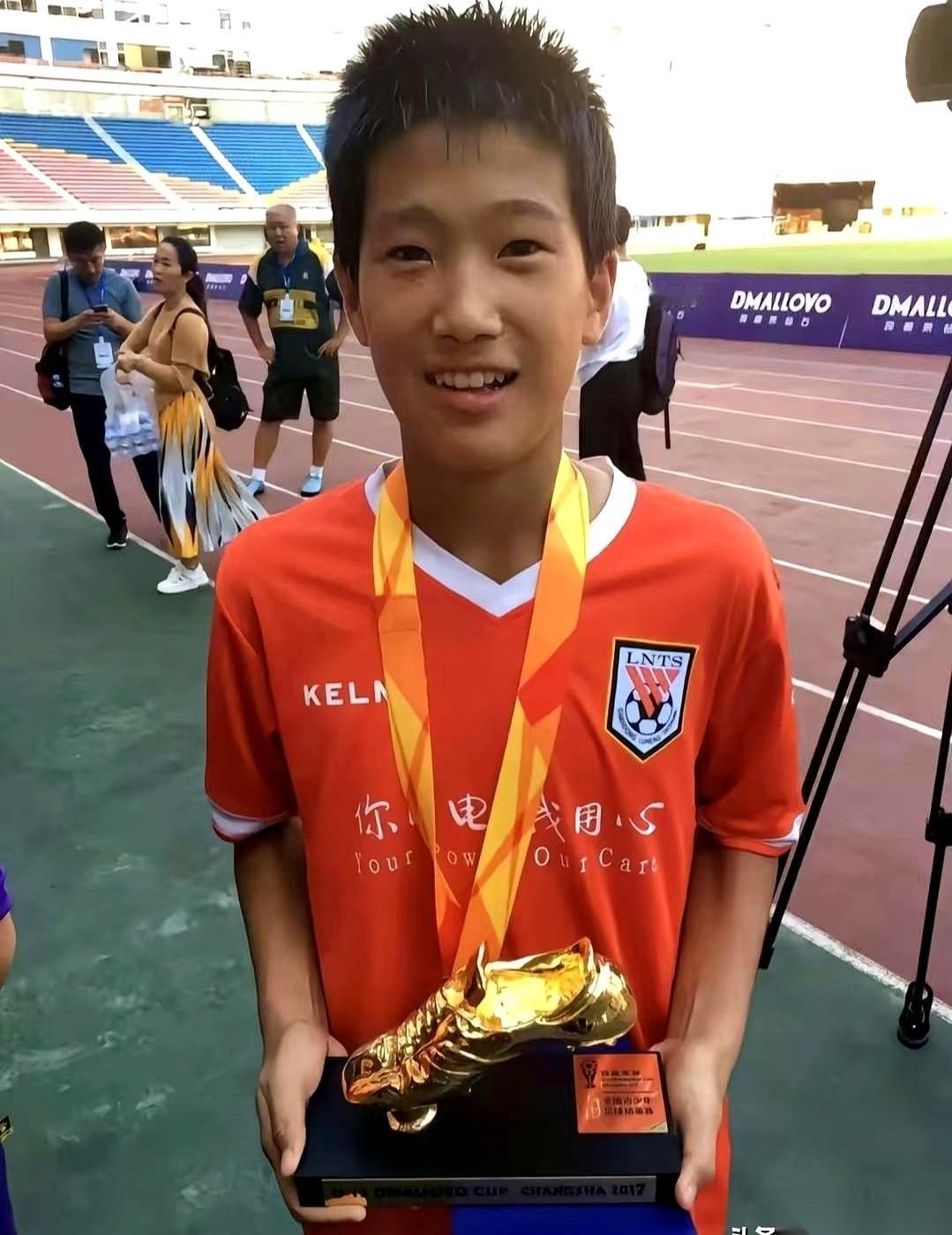 谁能想到啊，最后顶着天大压力，一脚把国足踢进亚洲杯四强的，竟然是个后卫。这剧本