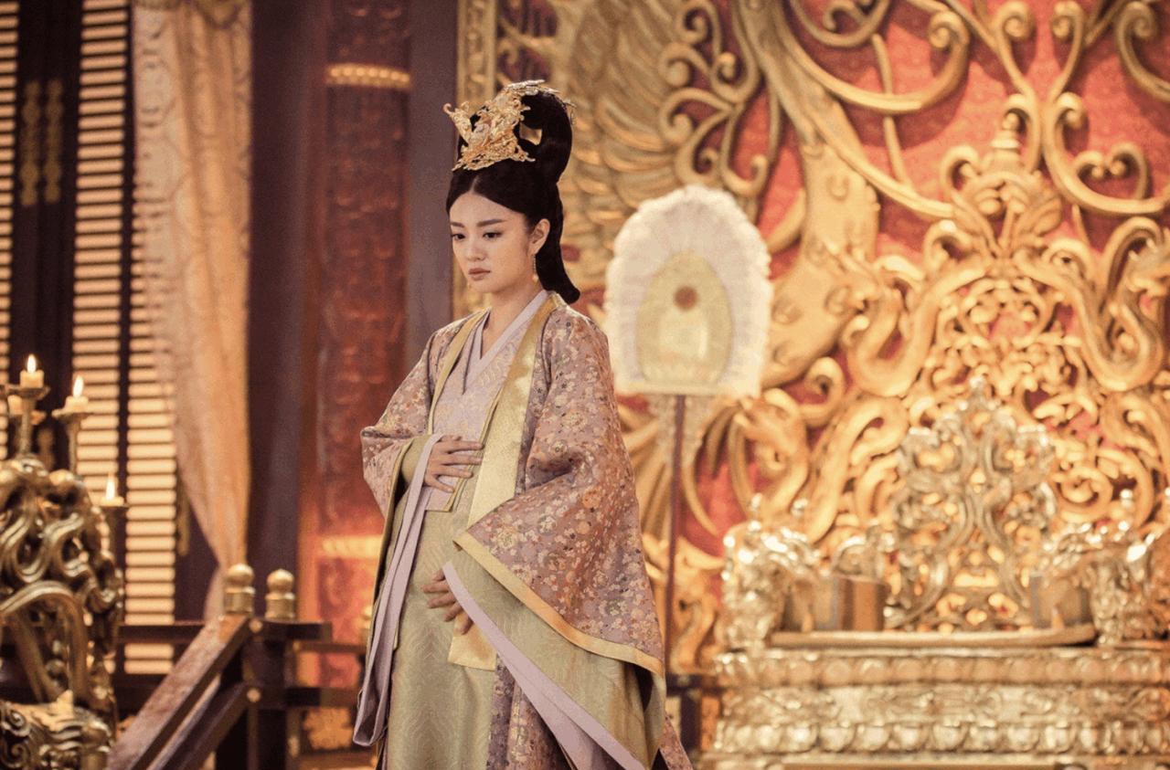 586年，杨坚把守寡多年的女儿杨丽华叫到身边，跟她说：“你寡居多年，为父心疼你，