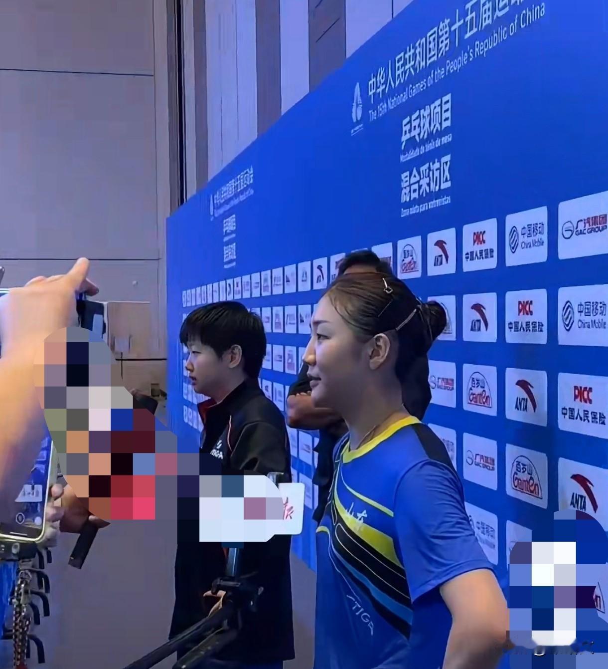 全运乒乓名场面！孙颖莎陈梦同框采访，11字悄悄话笑翻全场！全运会乒乓球赛场