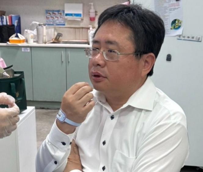 一记重拳迎面砸脸，当场嘴角渗血——常年在台湾舆论场上蹿下跳、靠极端抹黑大陆博