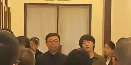 八宝山殡仪馆门口，一个短发女人挽着老父亲走出来。周围人愣了半天，心里直嘀咕：这眉