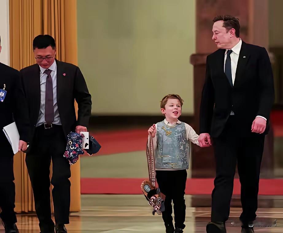 特朗普为何同意马斯克带他的小儿子去参加这么重要的访问？美国这次来访的代表团里