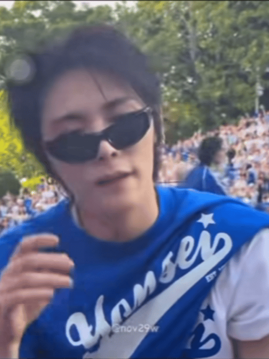 把墨镜推上去，看镜头被自己丑到，迅速取下来
