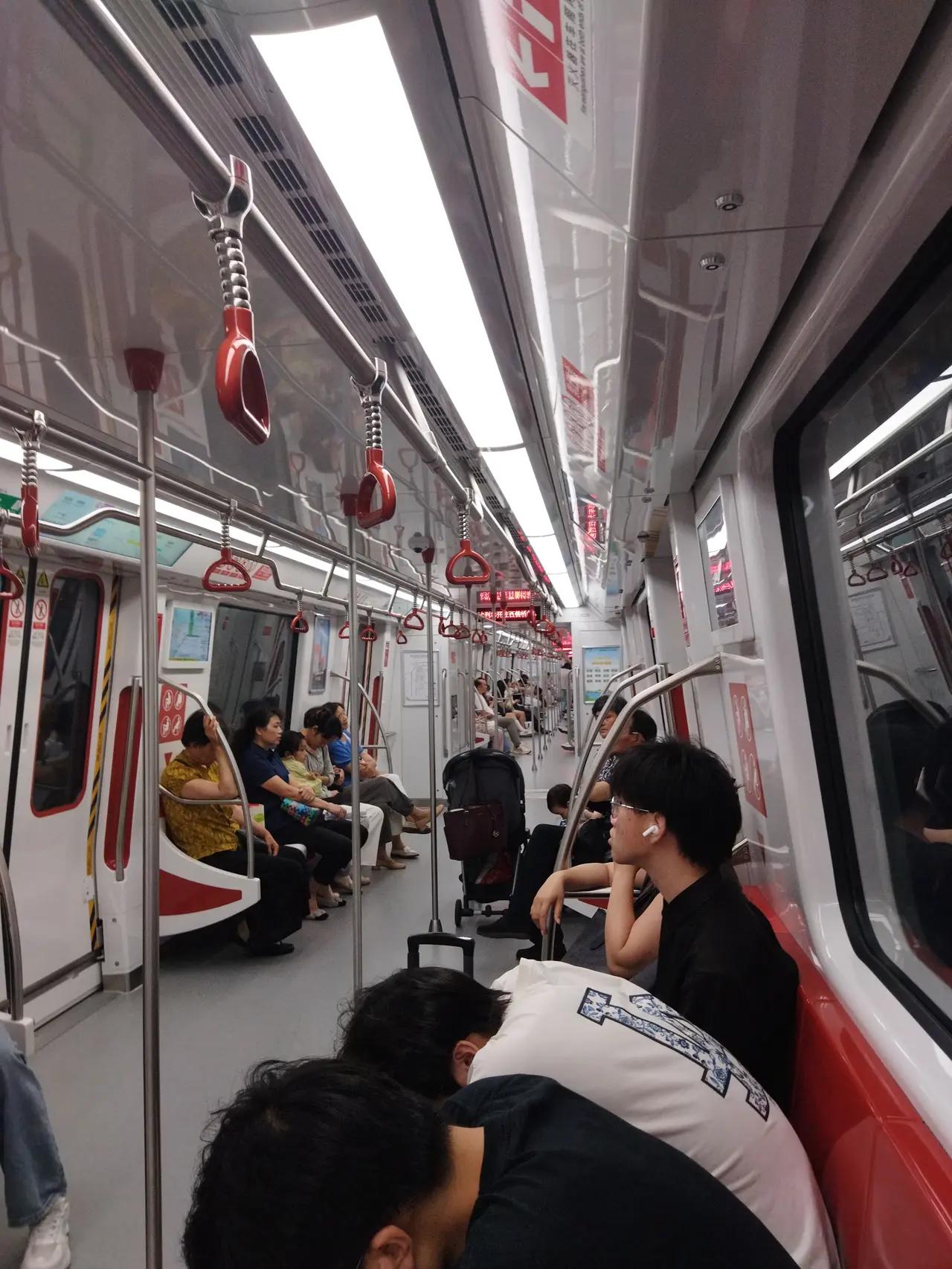 南京S2地铁通车，真能坐着地铁去马鞍山旅游了。从南京南站过去得转好几趟车，S2列