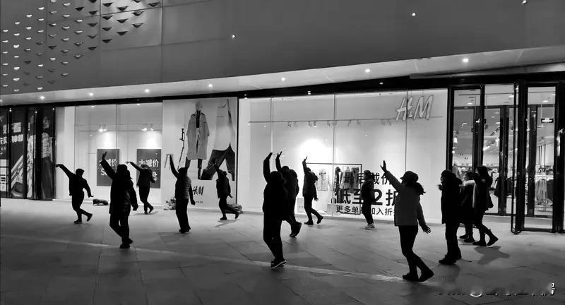 中老年人迷恋广场舞，原因还挺多。压力大时，广场舞就像个释放阀。人到中年烦心事多，