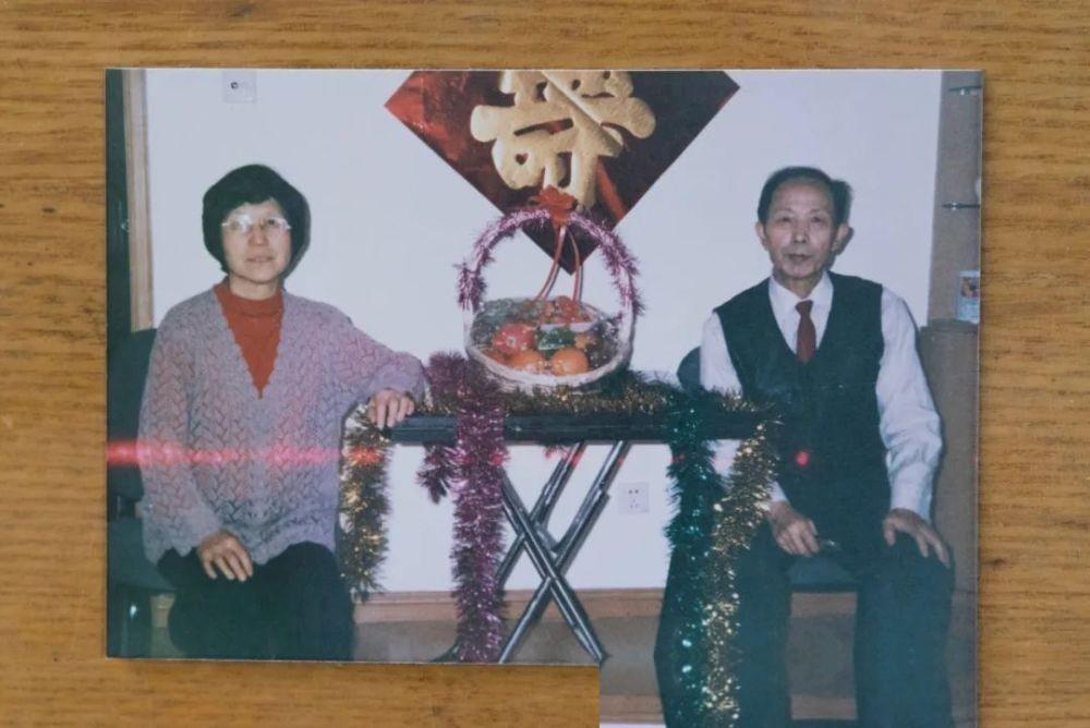 谁能想到，毛主席这一生写过无数诗词毛笔字，但唯独有一幅是以颜体楷书写就的大字？