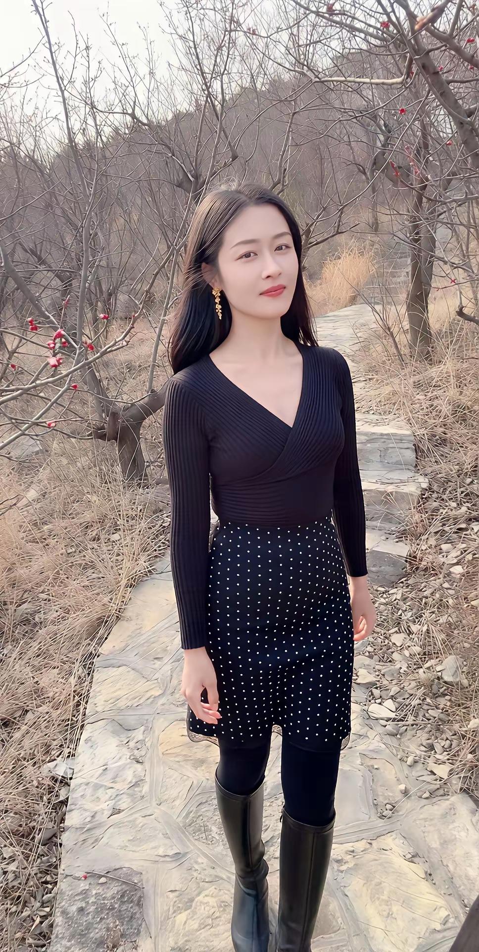 春天来了，留守的小嫂子开启了踏春之旅。春暖花开，正是出门感受春天气息的好时候。