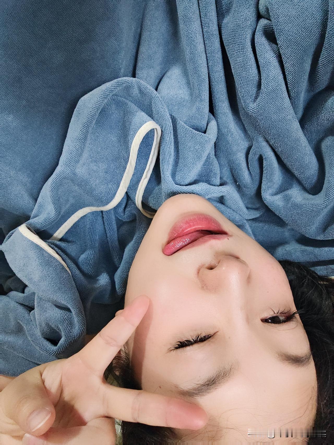 前女友的前夫骚扰她，被我撞见了，我把她前夫揍了一顿。前女友把我的微信又加了回来