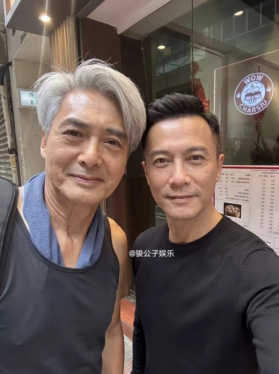 71岁周润发独自驾车现身香港街头，去一家腊味店买叉烧，他看起来又高又瘦，面容苍老，后背微驼，满头银发