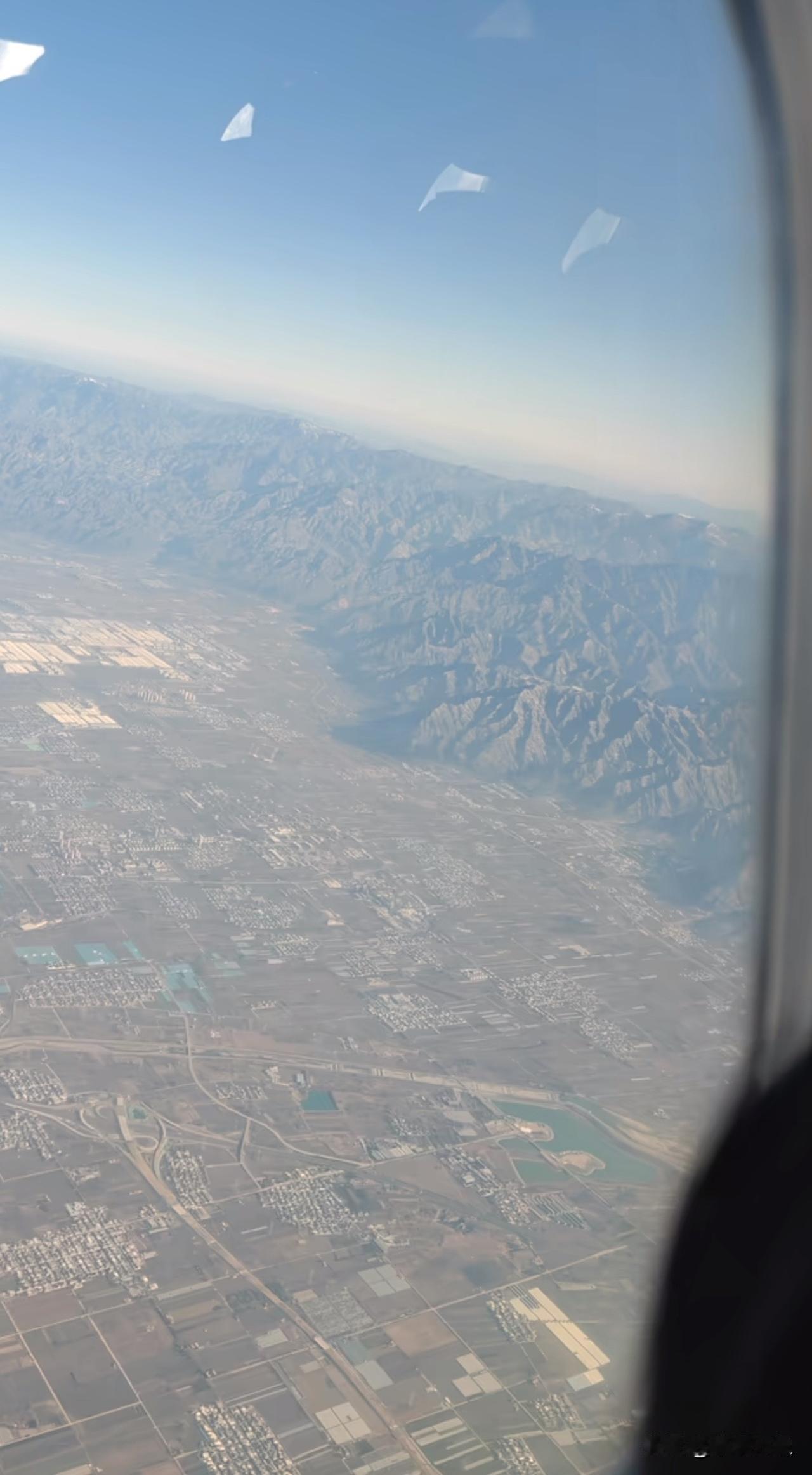 飞机路过陕西上空，被拔地而起的秦岭所震撼！