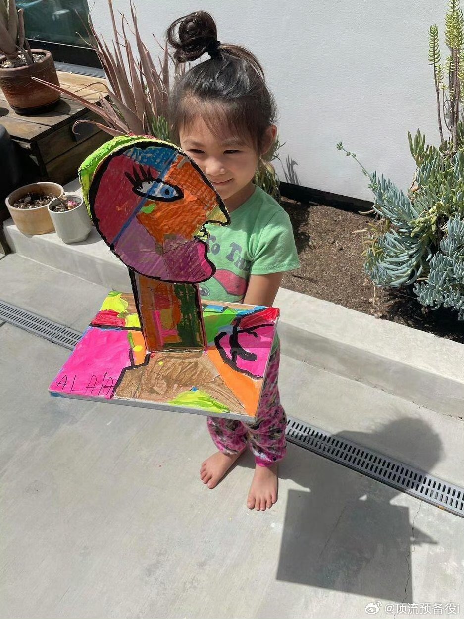 陈冠希女儿颜值陈冠希居然有女儿了长的还蛮可爱的像妈妈亚裔呢