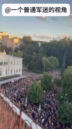 由于不断的倒行逆施，乌克兰过期总统泽连斯基看起来已经出现要倒台的迹象。大批乌克兰