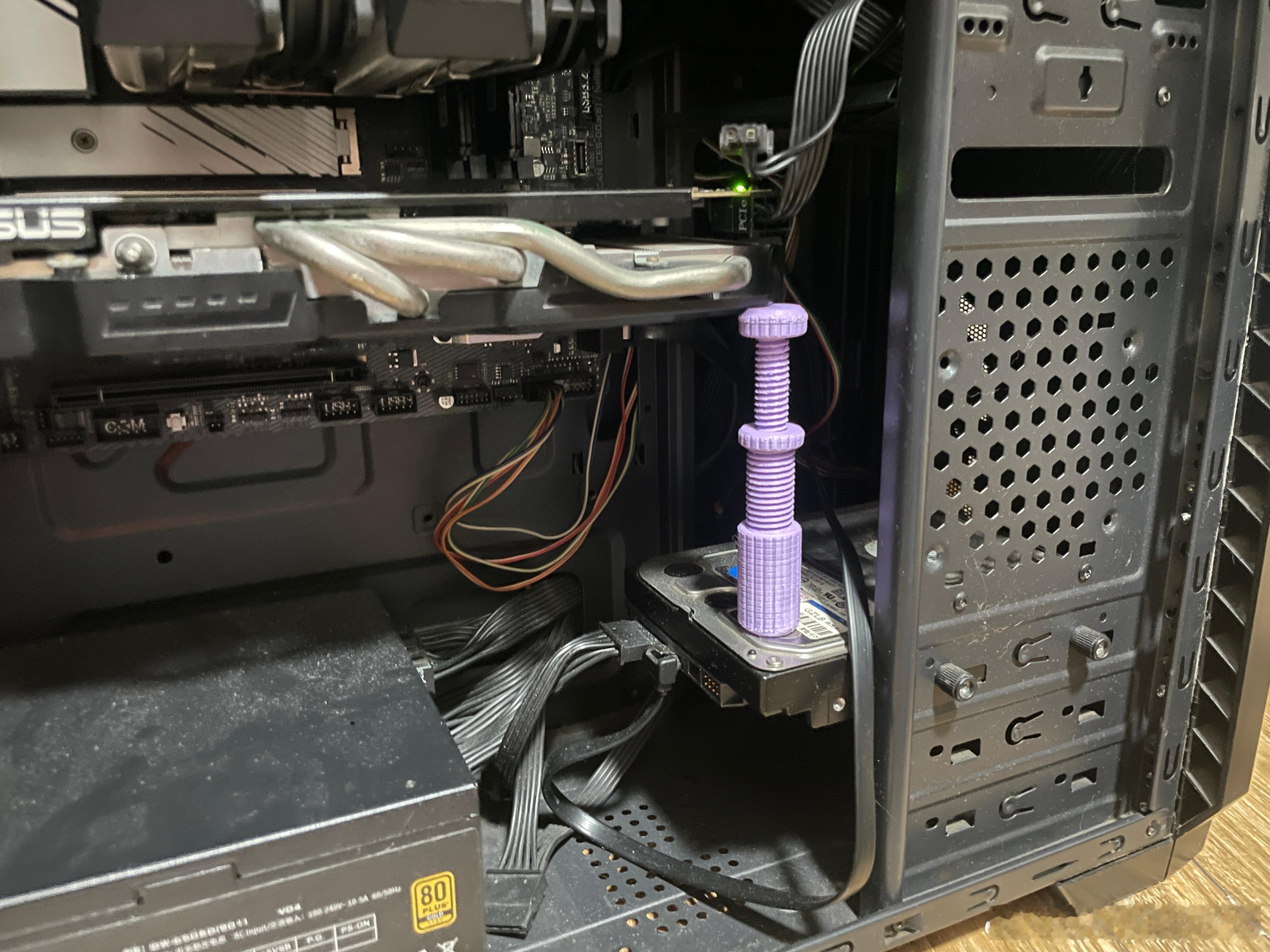 显卡太重了，只能这样顶起来。话说现在的显卡一张比一张离谱，有没有人考虑一下将其轻