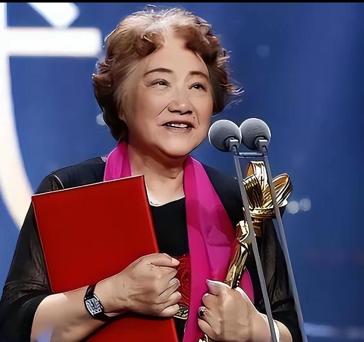 “78岁，卖掉美国房产，拎着行李箱回国。迎接她的不是鲜花，而是满屏的唾沫星子——