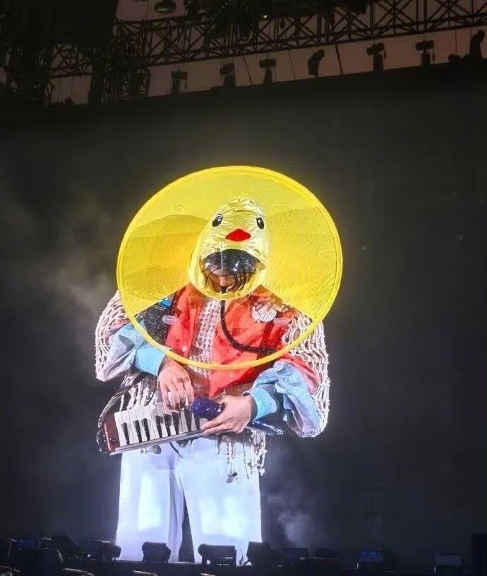 6月1日，周深南京演唱会第二场，现场依旧雨势不减。粉丝喊话穿雨衣，结果卡布叻_周