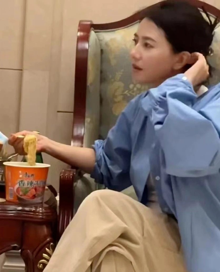 女神高圆圆吃泡面，发现被偷拍表情亮了，“老奶奶”装扮也显时髦​​​