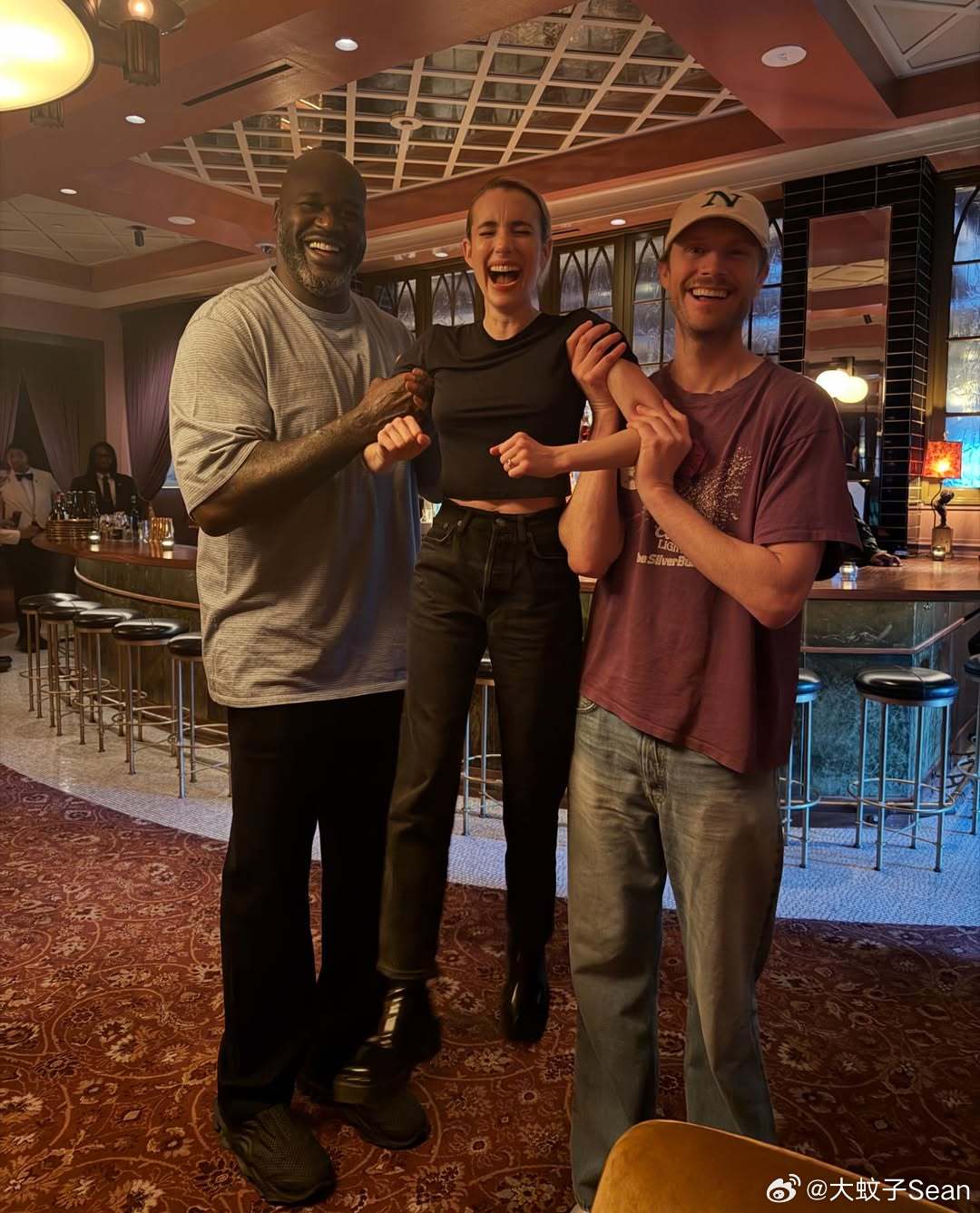 当EmmaRoberts艾玛罗伯茨和未婚夫CodyJohn遇上奥尼尔：被强制