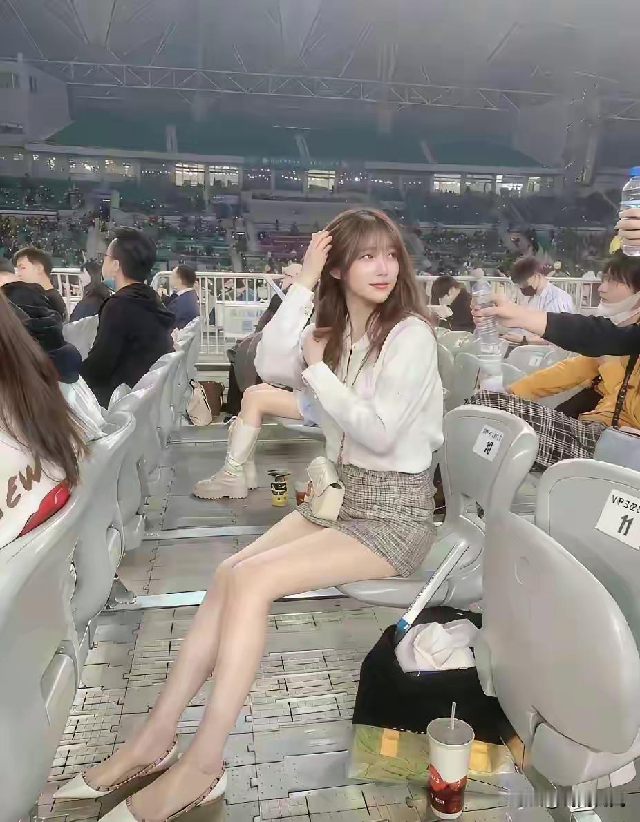 演唱会VIP座位的女观众