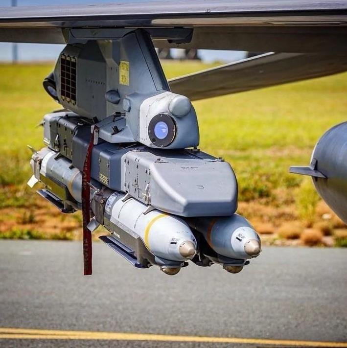 F-16这个复合挂架还是挺好的。自带综合预警和对抗系统，还不耽误挂载4枚小炸弹，