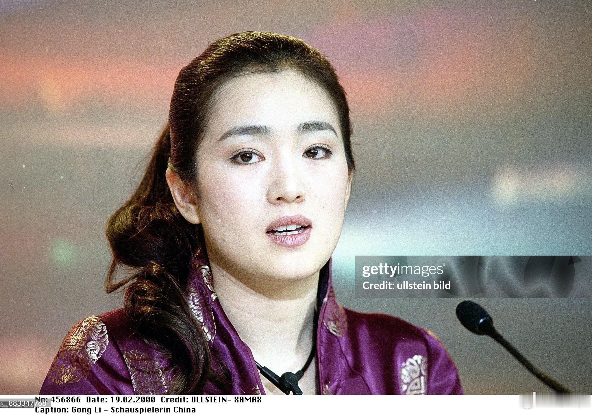 2000年，巩俐身穿中式唐装出席柏林国际电影节。大地之母的气场，无需珠宝，她本就