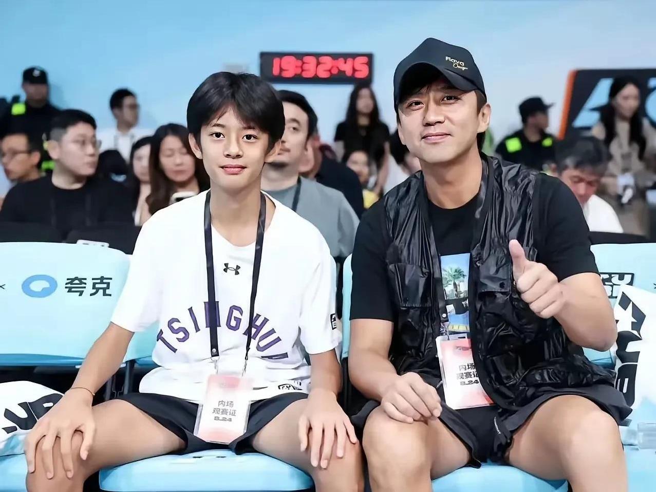 邓超果然没有儿子帅气，两年时间孩子能有多大变化，等等突然就长成了大男孩子的样子，