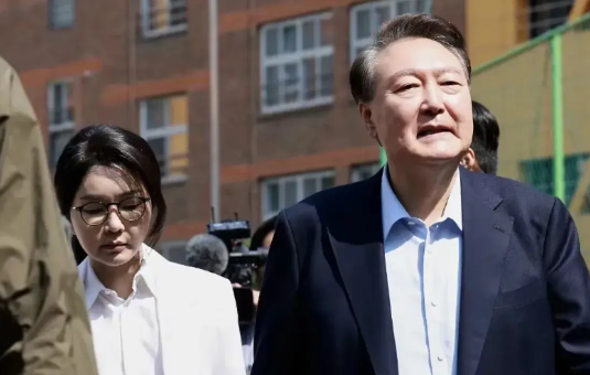权力褪色容颜老？尹锡悦夫妇从风光无限到愁容满面，李在明放话：牢底坐穿！