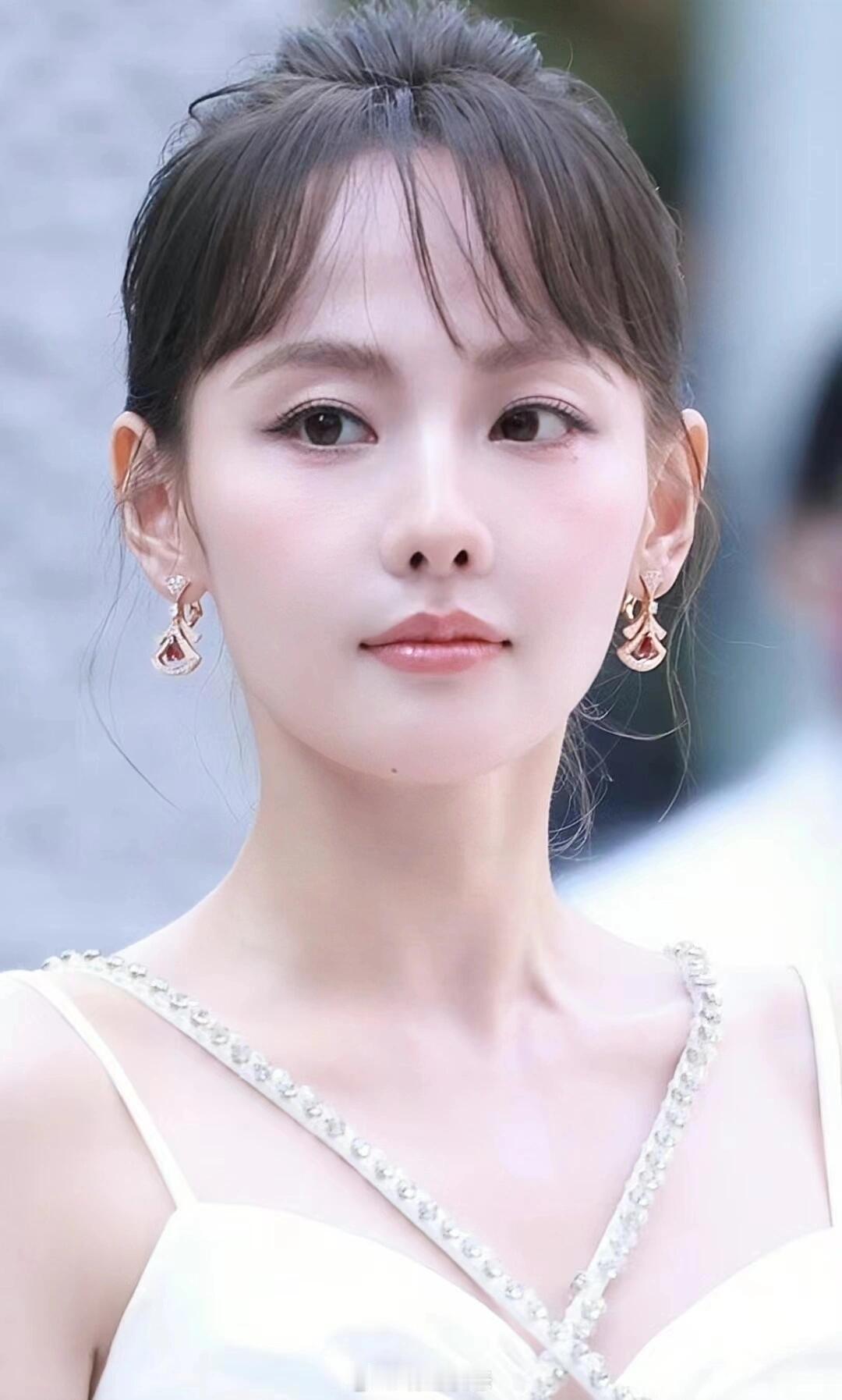 这才是现实里看到的张嘉倪