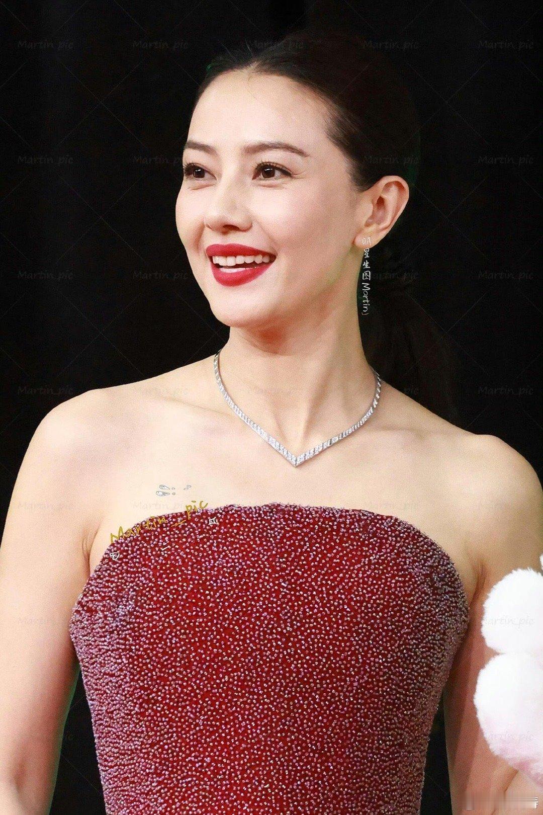 46岁高圆圆怼脸皮肤状态46岁长这样？高圆圆怕是偷藏了“冻龄开关”吧！皮肤透亮