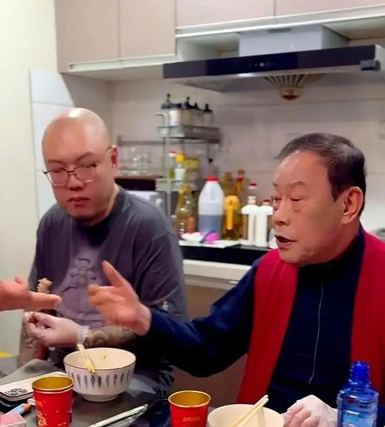 纲丝节一开场，郭德纲把杨威塞进高峰的《学外语》，台下老观众当场愣住。高峰原搭档