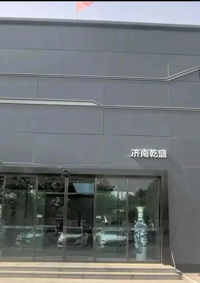乾城集团的4S店突然崩盘，车主手里攥着的终身保养卡成了废纸。有人全款买完车，连