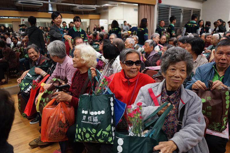 在高龄化社会加速来临的当下，长者消费频频遇坑：如80多岁老人买智能电视，花1.2