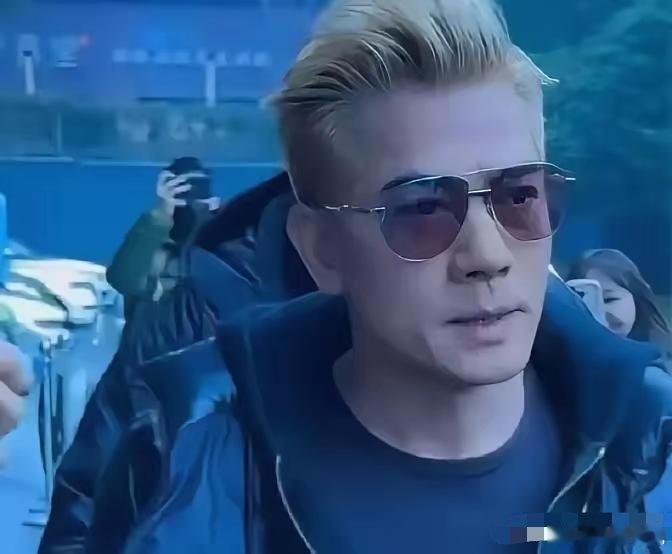 跑车全卖光，只为女儿书包郭富城把20辆超跑挂牌那天，全香港车行都以为他破产。结果