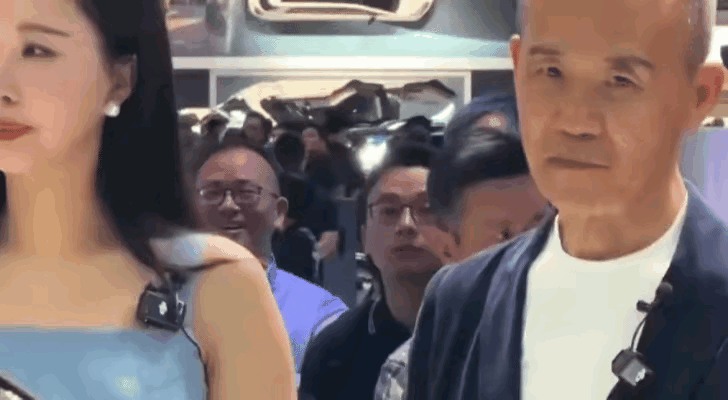 这两个人怎么了？脸上一点笑容都没有，没有了仰慕和爱意，只有不屑和嫌弃，甚至在王石