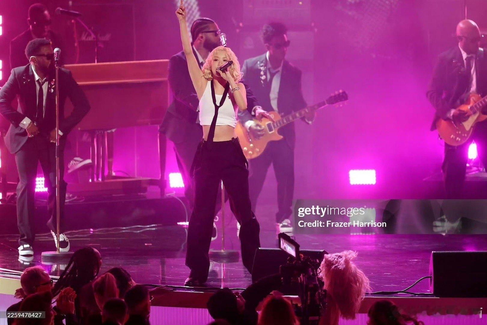 朴彩英火星哥格莱美开场东西方音乐的一次完美碰撞！朴彩英的独特音色为格莱美注入了