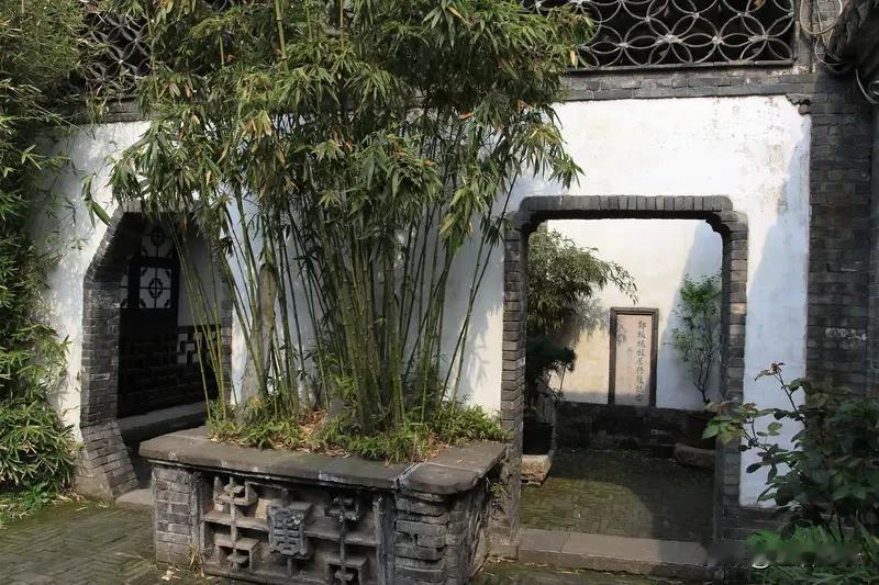 王安石的诗句灵感从哪儿来呢？看看这“王安石上坐，郑板桥上行，刘贯中庭站，苏东坡旁