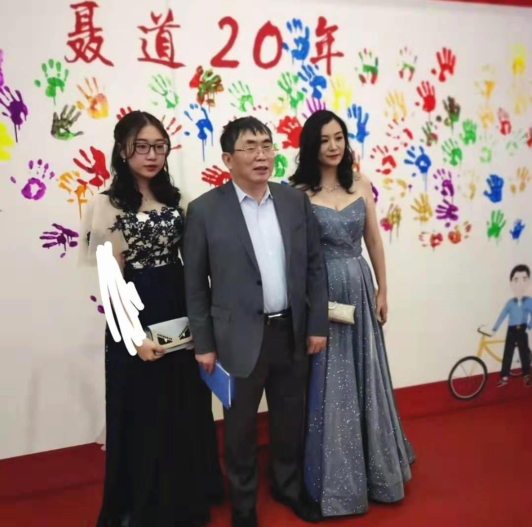 52岁当爹，娶了小23岁的娇妻，聂卫平的晚年，比他的棋局还让人看不懂。外界等着