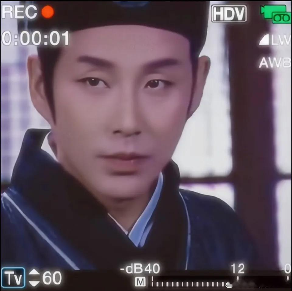 陈道明网友评论他是娱乐圈的瘦金体，真是太贴切了。他确实带有帝王之相，单是一双中