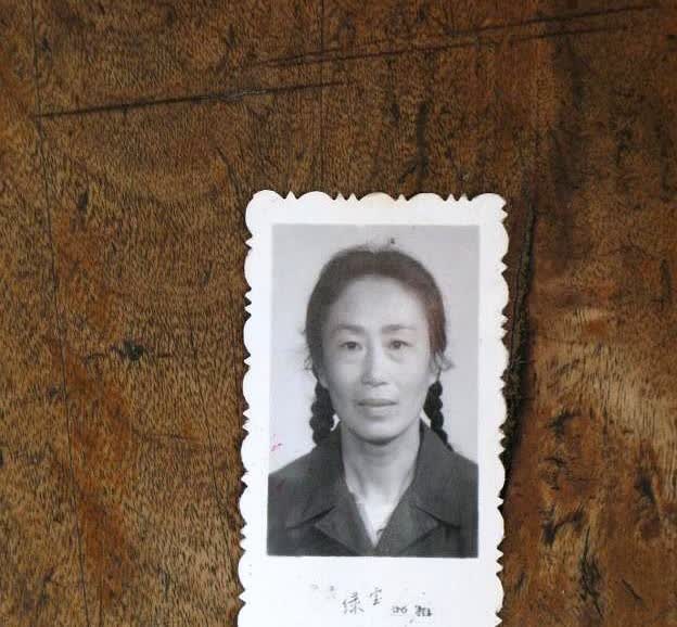 1973年女知青黄丽萍携农村丈夫归宁波父母家，刚进门，丈夫瞧见墙上照片即大惊，问
