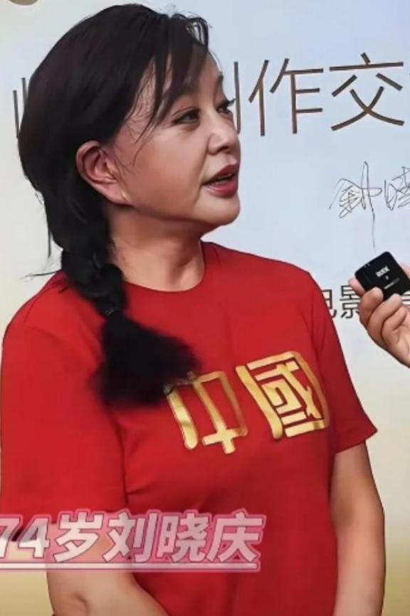 刘晓庆离婚了，记者问她：“您74岁了，为啥还折腾？”刘晓庆哈哈大笑：你说人们爱看