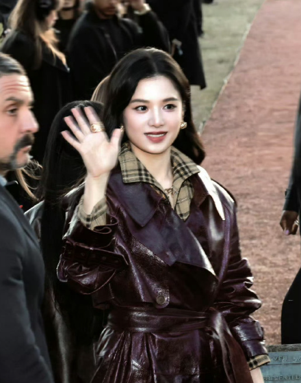 张婧仪本人到底得多美啊，这可是生图啊，感觉她和别人都不在一个图层里，像单独开了滤