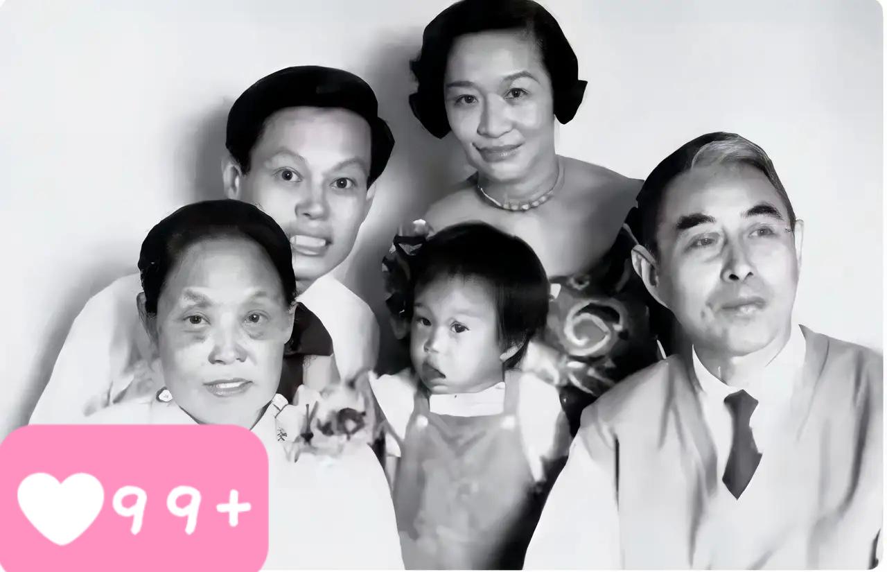 1957年，杨振宁获得诺贝尔物理学奖后不久，全家在日内瓦重逢合影。照片里，杨振宁