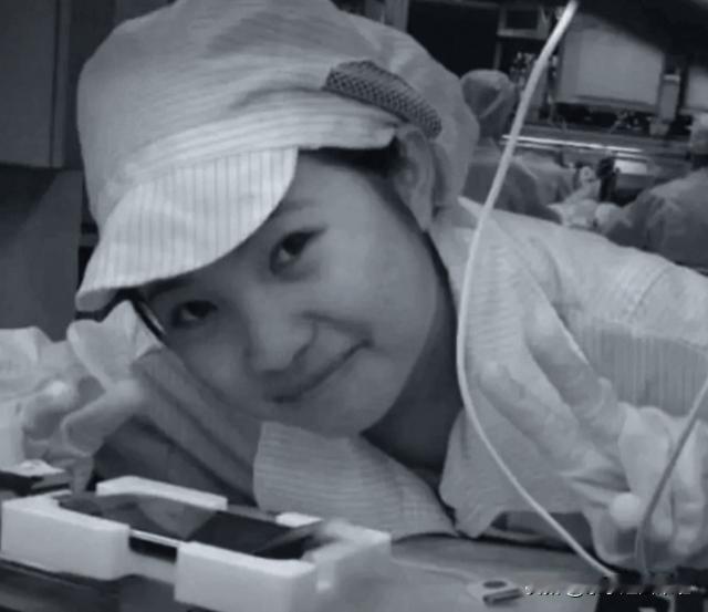 2008年，贵州有个妹子在富士康干活。她闲着没事用没做完的苹果手机拍照，拍完忘删