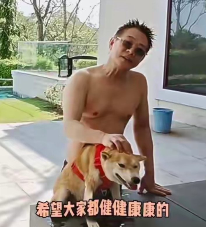 62岁李连杰豪宅游泳，脱光上衣自证清白，大腹便便并无刀疤李连杰最近精神焕发，引