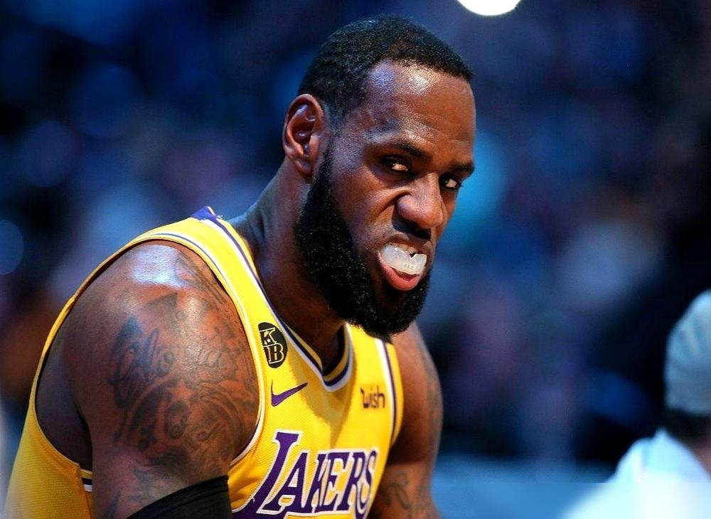 里夫斯成了湖人的“非卖品”？这根本不是对天才的保护，而是穷途末路的守财奴逻辑。