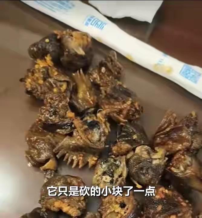 云南墨江一顾客点了一份黄焖鸡，吃出24个鸡头！餐馆表示已经将120元餐费退给
