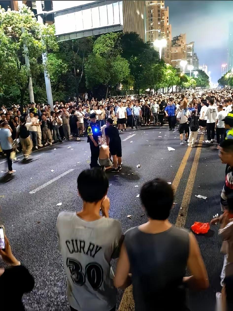 南昌这大哥真的火了，也真的惨了。满世界喊“我崽呢？我崽呢？”（南昌话：我儿子在