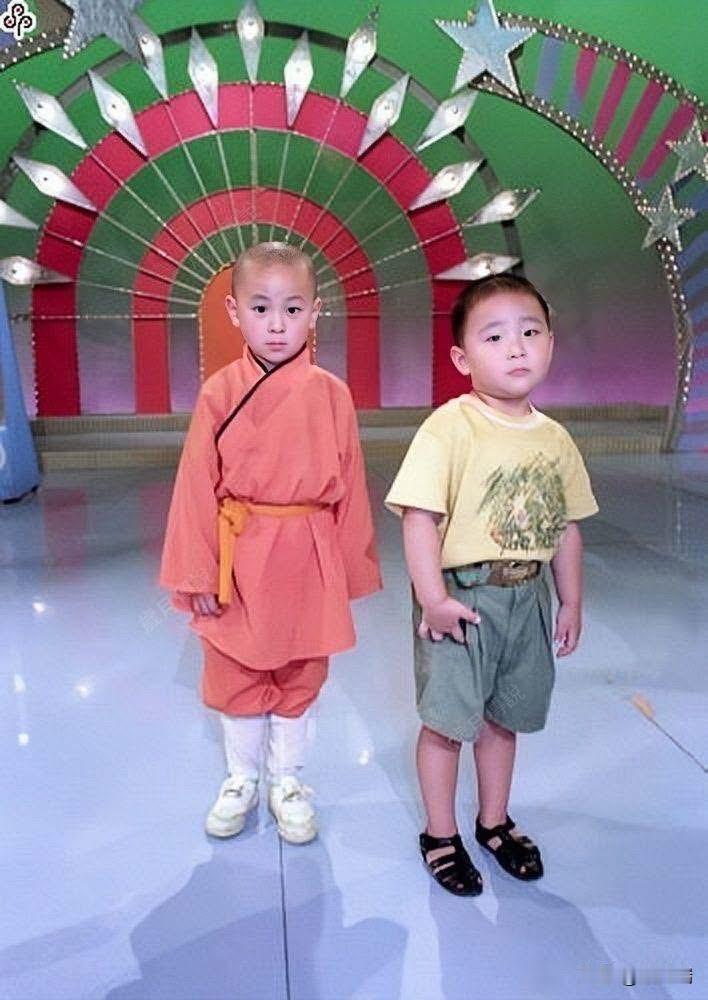这张照片记录了华语影坛著名的童星组合——释小龙（左）与郝劭文（右）的童年瞬间，当