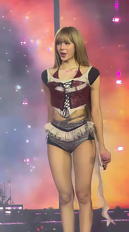 Lisa这是过敏了吗？？？身上可见大块的红斑，看着还挺吓人的​​​